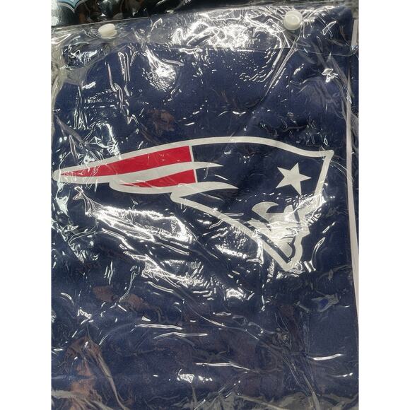 NFL New England Patriots Apron & Chef Hat 2pc Flask Shot Glasses Bundle New - Picture 2 of 8